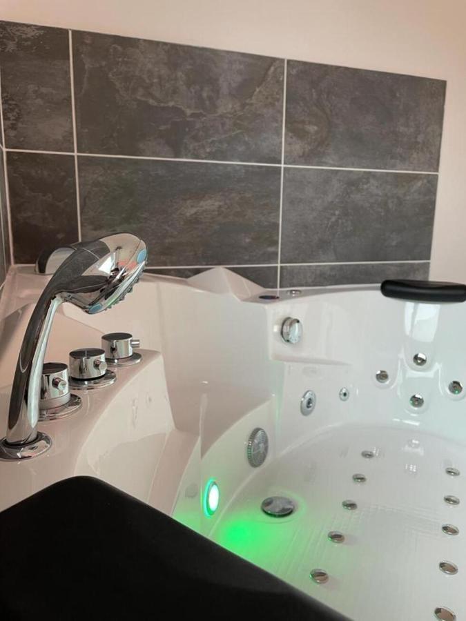 Ng Suitehome - Lille I Roubaix I Gare I Metro Alsace - Grand T2 - Balneo - Netflix - Wifi - Cuisine מראה חיצוני תמונה
